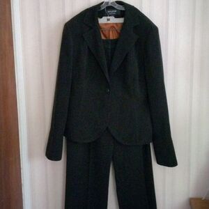 LARRY LEVINE Signature pinstriped pantsuit size 12